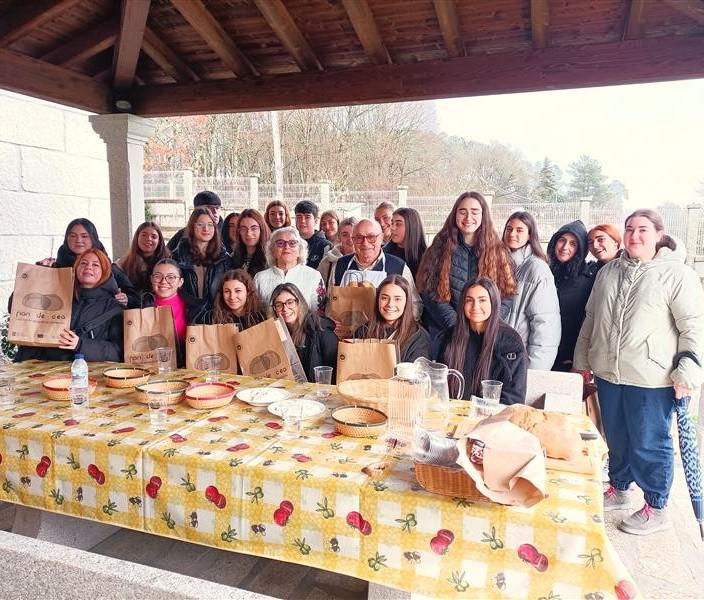  Achegmonos ao @fornodocarlos, un dos fornos da IXP Pan de Cea. 🥖😋